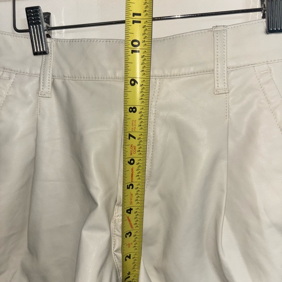 American Eagle Faux Leather Pleather Shorts Women’s Size 6 cream High Rise - Picture 8 of 11